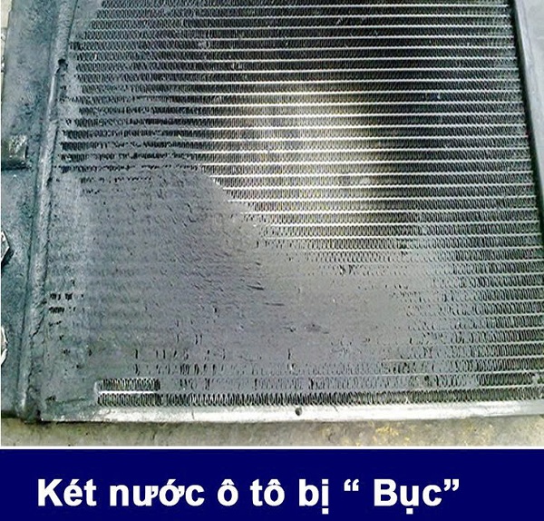Bục két nước ô tô