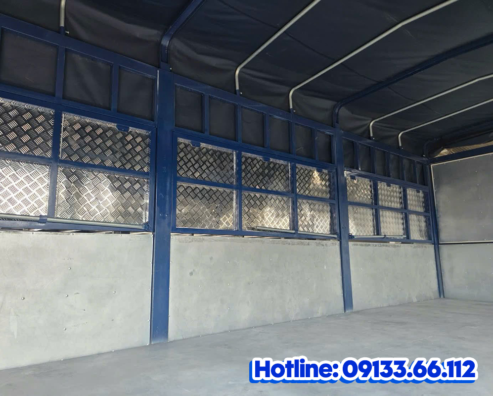 Ben-trong-thung-hang-Dong-Vang-D8